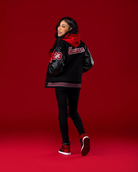 Letterman Jacket Photoshoot, Jacket Photoshoot, Sr Pictures, College Grad Pics, Graduation Photoshoot Ideas, Graduation Pictures Poses, Senior Year Things, Graduation Cap Decoration Diy, College Graduation Pictures Poses