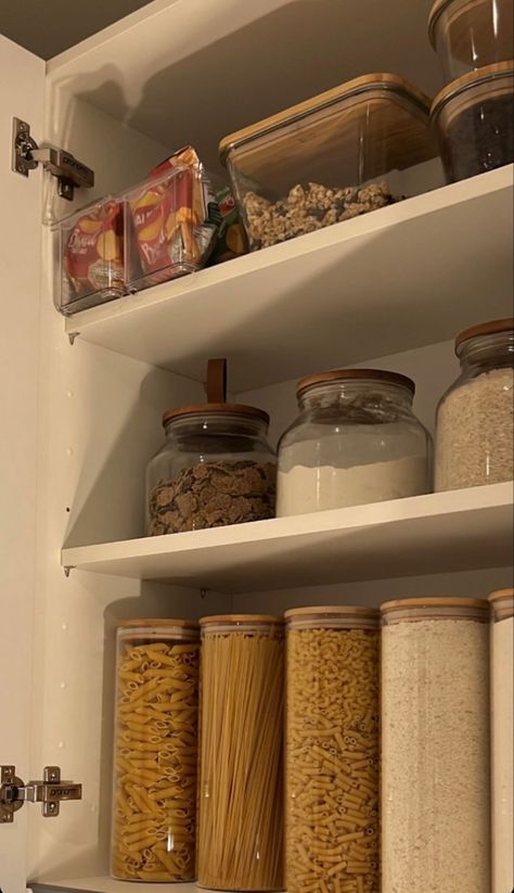 Kitchen Cabinet Food Organization, Aesthetic Apartment Organization, Kitchen Organisation Aesthetic, First Home Organization, Aesthetic House Organization, Pantry Organization Aesthetic, Home Essentials Aesthetic, Clean House Inspiration, Aesthetic Kitchen Organization