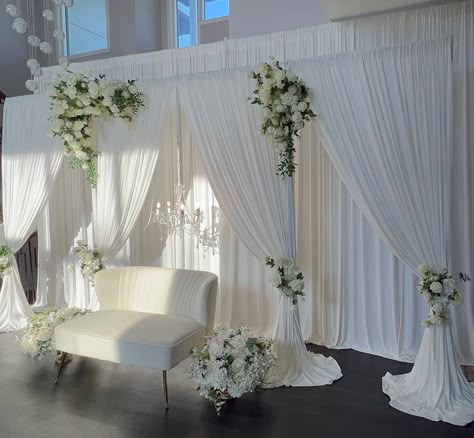 Backdrops Wedding Reception, White Simple Wedding Decor, White Wedding Stage, Wedding Backdrop White Flowers, Wedding Floral Backdrop, Pelamin Nikah Simple, White Backdrop Wedding, Nikkah Backdrop, Nikah Stage Decoration Simple