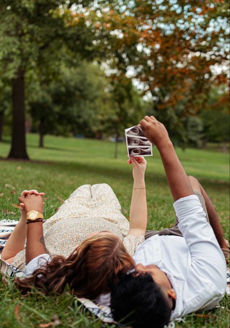 Summer Baby Announcement Photos, Preg Announcement Photoshoot, Baby Announcement Photoshoot Spring, Announcement Pregnancy Photos, Family Pictures Pregnancy Announcement, Pregnancy Announcement Pics, Spring Baby Announcement Photoshoot, Announcement Pictures, Picnic Baby Announcement