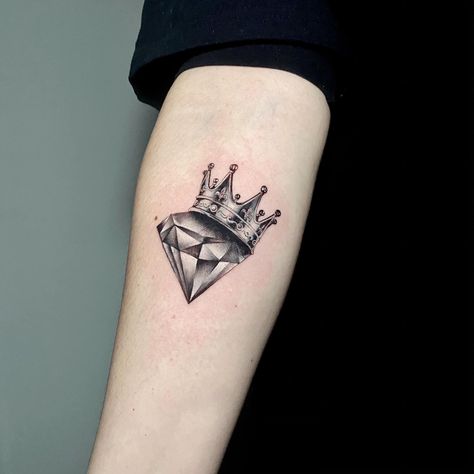 Crown And Diamond Tattoo, Crown Diamond Tattoo, Diamond Tattoos For Women, Diamond Tattoo Designs For Women, Diamond Tattoo Men, Diamante Tattoo, Diamond Crown Tattoo, Diamond Finger Tattoo, Ruby Tattoo