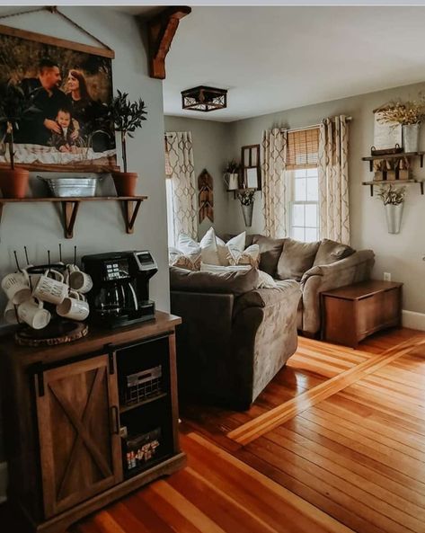 Rustic Decor Ideas Living Room, Small Country Apartment, Brown And Black Farmhouse Living Room, Country Boho Living Room Decor, Hobo Farmhouse Living Room, Western Home Decor Small House, Rustic Country Living Room Decor, Simple Aesthetic Home Decor, Bedroom Decor Western Rustic