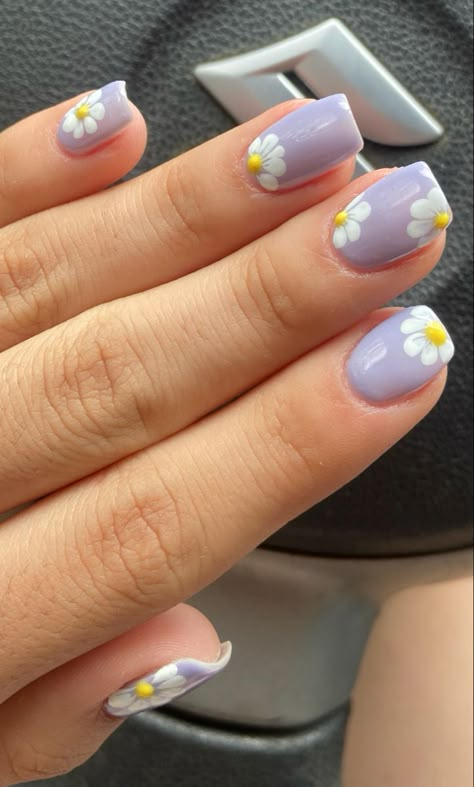 #nailart #nails #naildesign #nailideas #flores #flowers #flowersnails #nailsaddict #nailsaddict #nailsonfleek Daisy Gel Nails Short, Short Nail Designs With Flowers, Nail Inspo For Kids Short, Purple Nails With Daisies, Summer Nail Inspo Short Round, Aesthetic Gel Nails Short, Flower Nail Designs Short Nails, Floral Short Nails, Gel Nails For Kids