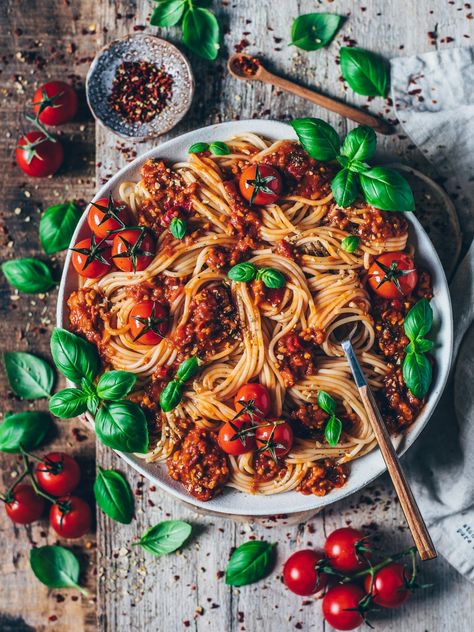 Vegan Spaghetti Bolognese (easy recipe) - Bianca Zapatka | Recipes Spaghetti Bolognaise, Vegan Spaghetti, Vegan Bolognese, Avocado Pasta, Italian Spices, Meat Alternatives, Pasta Fatta In Casa, Spaghetti Carbonara, Bolognese Sauce