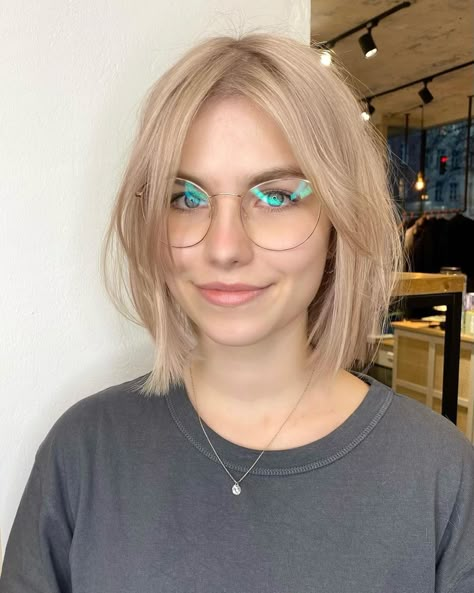 Curtain Bangs Are Making A Comeback, Here Are 55 Photos To Inspire Your New Do | 55 Curtain Bangs Photos Are You Ready For Some New Curtain Bangs? Check Out These Different Styles For Shaggy Inspiration. Lifestyle Bangs And Glasses, Kort Bob, Pixie Mullet, Pixie Wig, Haircut Blonde, Bangs For Round Face, Hairstyles Blonde, Short Blonde Haircuts, Wig Blonde