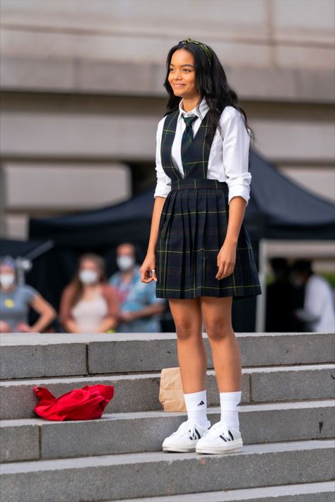 Gossip Girl Uniform, Gossip Girl Reboot Outfits, New Gossip Girl, Zoya Lott, Gossip Girl 2021, Whitney Peak, Tavi Gevinson, Dan Humphrey, Gossip Girl Reboot