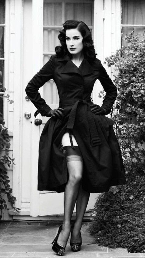 1940s Outfit Ideas, Dita Von Teese Home, 50s Goth, Pinup Photo Shoot Ideas, Pale People, Black And White Model, Dita Von Teese Style, Holly Willoughby Legs, Dita Von Tease