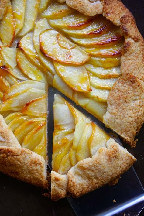 Rustic Apple Tart - the best and easiest apple tart recipe ever with buttery and the flakiest crust and sweet apple filling. A must-bake | rasamalaysia.com Rustic Apple Tart Recipe, Pie Tart Recipe, Japanese Apple Pie, Apple And Pie Crust Recipes, Rustic Pies And Tarts, Healthy Apple Tart, Breakfast Tart Recipes, Things To Make With Pie Crust, Apple Tarts Recipe Easy