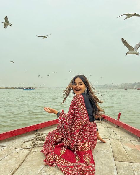 Poses In Banaras, Varanasi Photoshoot Ideas, Photo Poses In Banaras, Banaras Story Idea, Varansi Photos, Banaras Outfit Ideas Women, Poses Travel Photo Ideas, Banaras Aesthetic Photos, Banaras Outfit Ideas