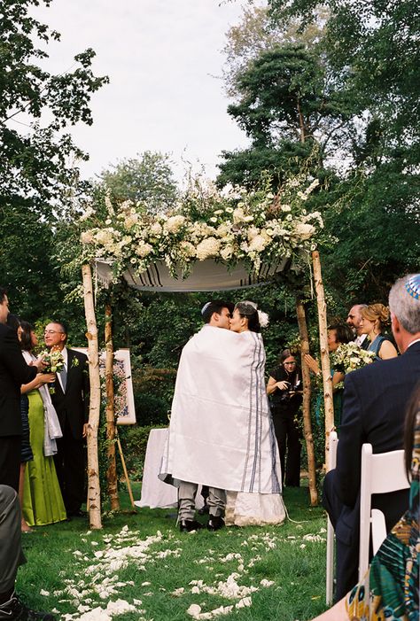 Chuppah With Tallit, Garden Wedding Chuppah, Jewish Wedding Aesthetic, Twenties Aesthetic, Huppah Wedding, Chuppah Ideas, Jewish Wedding Traditions, Happy Hannukah, Jewish Marriage