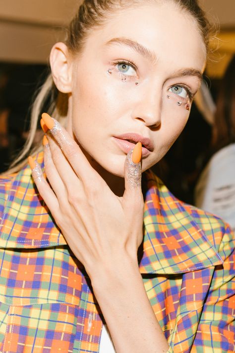 Gigi Hadid Nails, Matte Nails Summer, Gel Matte Nails, Bee Nail Designs, Celeb Nails, Celebrity Nails Trends, Grow Long Nails, Nail Fashion Trends, Nail Desi