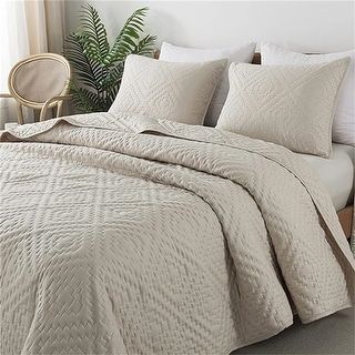 Lightweight Soft Bedspread Coverlet - Bed Bath & Beyond - 39020888 Quilt Bedding Sets, California King Size Bed, Queen Size Bedspread, Bedspreads Comforters, King Quilt Sets, Twin Quilt Size, Quilted Blanket, Guest Bedroom Decor, Comforter Bed