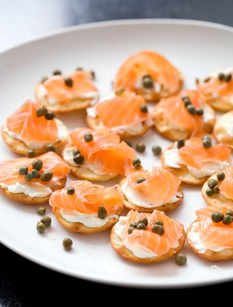 Cured GRAVLAX | 25 Classic Jewish Foods Everyone Should Learn To Cook Christmas Brunch Recipes, Canapes Recipes, Jewish Cuisine, Easy Brunch Recipes, Easy Meal Ideas, Kosher Recipes, Easy Brunch, Jewish Recipes, Learn To Cook