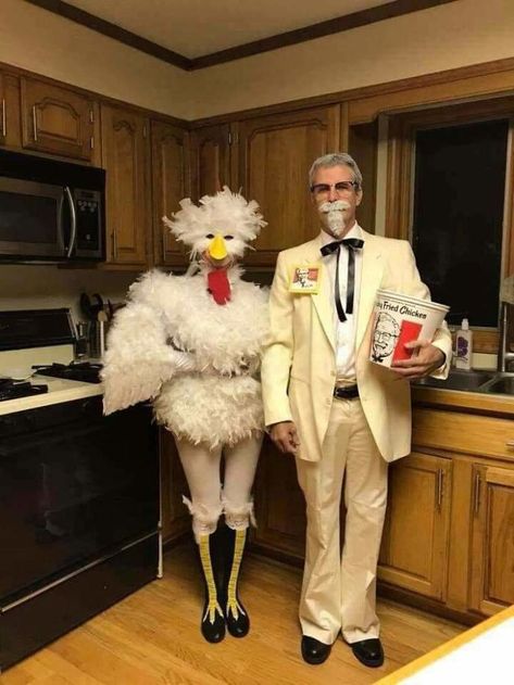 Costume Halloween Duo, Halloween Costumes Diy Couples, Funny Couple Costumes, Halloween Duos, Funny Couple Halloween Costumes, Chicken Costumes, Matching Halloween Costumes, Halloween Coustumes, Halloween Memes