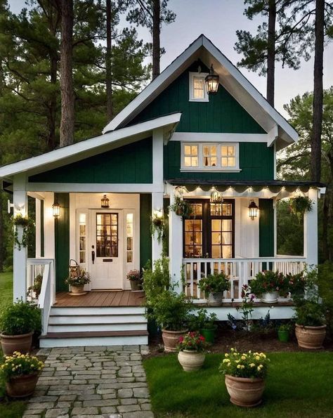 Farmhouse Bungalow, Country Cottage Farmhouse, Diy Home Garden, Tiny House Cottage, Awesome Houses, Small Cottage Homes, Tiny House Inspiration, Bedrooms Decor, Tiny Cottage