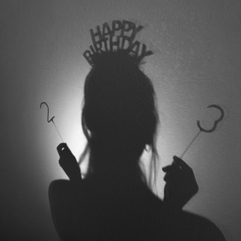 23th Birthday Ideas, Birthday Pic Ideas Instagram, Cool Birthday Photoshoot Ideas, Self Birthday Photoshoot, Black And White Birthday Photoshoot, 20th Birthday Ideas Photoshoot, 23 Birthday Aesthetic, Birthday Selfie Ideas, Simple Birthday Photoshoot Ideas