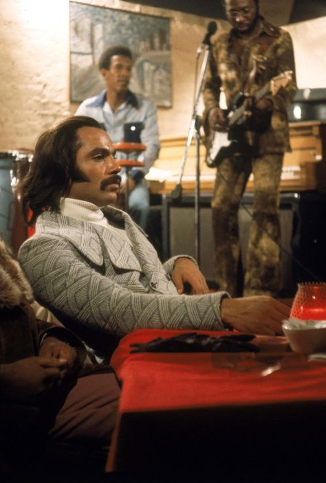 Back in the day black films didn't have much money but gave us hope one day things would change. The music was on point.... Ron O'Neal ~ Superfly African American Movies, School Movies, Old School Movies, Blaxploitation Film, Black Movies, Black Cinema, Curtis Mayfield, Super Fly, Black Glamour