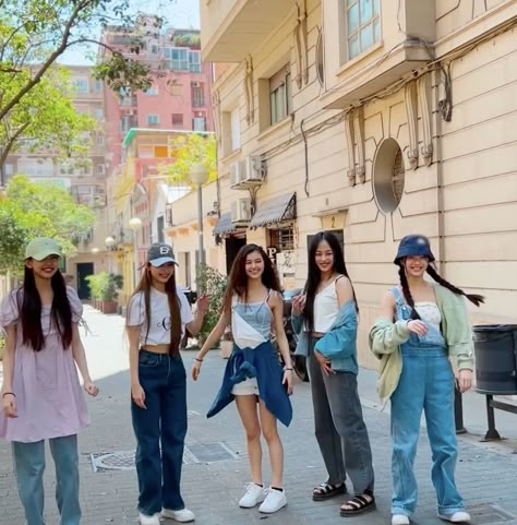 New Jeans Summer, Newjeans Core, 2000 Aesthetic, Five Jeans, Jeans Summer, Danielle Haerin, New Jeans Style, Kim Minji, Emo Outfits