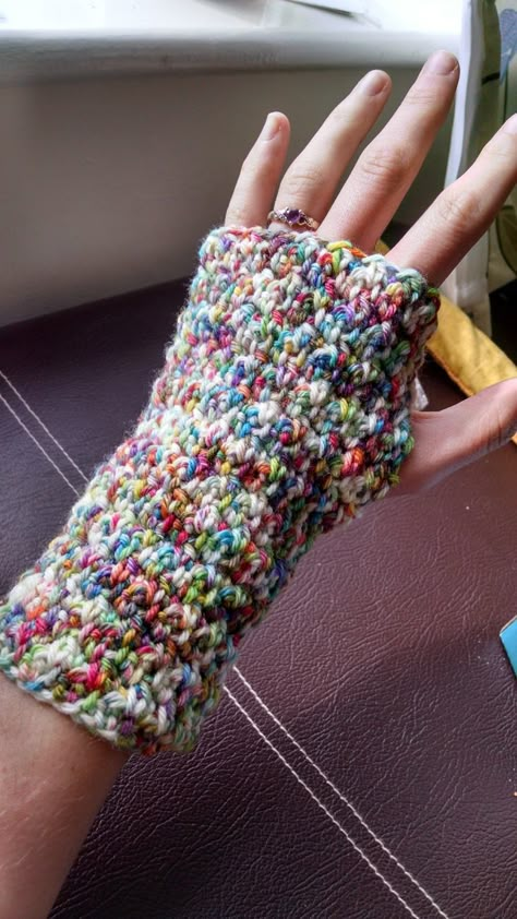 wp-1442919000846 Crochet Fingerless Gloves Free Pattern, Gloves Crochet Pattern, Gloves Diy, Crochet Mitts, Crochet Hand Warmers, Fingerless Gloves Crochet, Crochet Wrist Warmers, Crochet Mittens Pattern, Fingerless Gloves Crochet Pattern