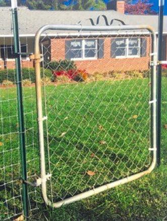 Hang a gate from a T-post Cattle Panel Fence With Gate, T Post Gate Ideas, T Post Gate, T Post Fence Ideas, Diy Gate Outdoor, Inexpensive Fencing Ideas, Diy Garden Gates Ideas, Cattle Panel Fence, T Post Fence