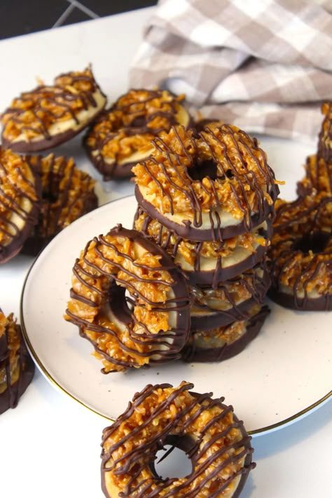 Copycat Samoas Cookies - The Squeaky Mixer Copycat Samoa Cookies, Samoa Bites, Samoas Cookies Recipe, Squeaky Mixer, Samoa Cookies Recipe, Samoas Cookies, Oatmeal Lace Cookies, Fudge Stripe Cookies, Recipes For Sweets