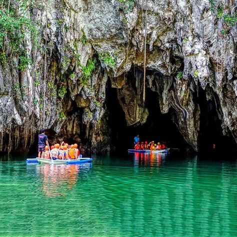 Puerta Princessa underground river is one of the unique landmarks in the Philippines. Within the Puerto Princesa park lies a hidden river, which flows underground and much of the park’s landscape sits on a limestone bed. The river runs through the limestone and directly into the sea, making parts of this subterranean river tidal. Puerto Princesa Underground River, Puerto Princesa Subterranean River, Puerto Princesa Palawan, Underground River, New Seven Wonders, Puerto Princesa, River Trip, Places To Explore, River Park