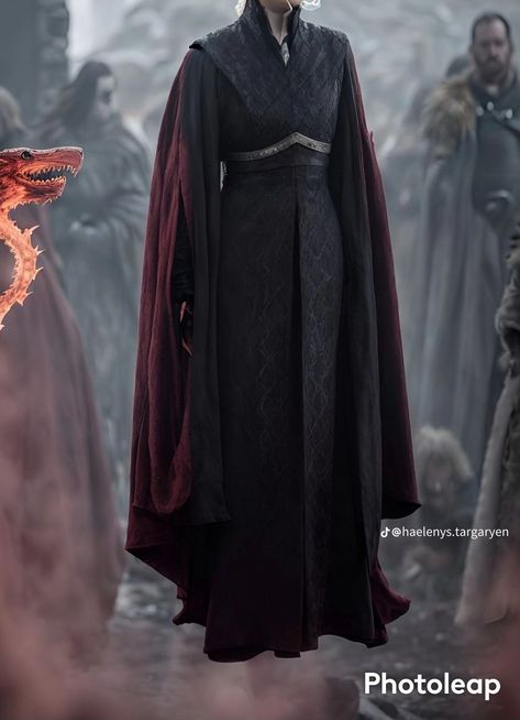 Targaryen Dress, Got Dresses, Dragons Clothes, Got Oc, Game Of Thrones Outfits, Visenya Targaryen, Star Wars Fashion, Queen Outfit, V Dress