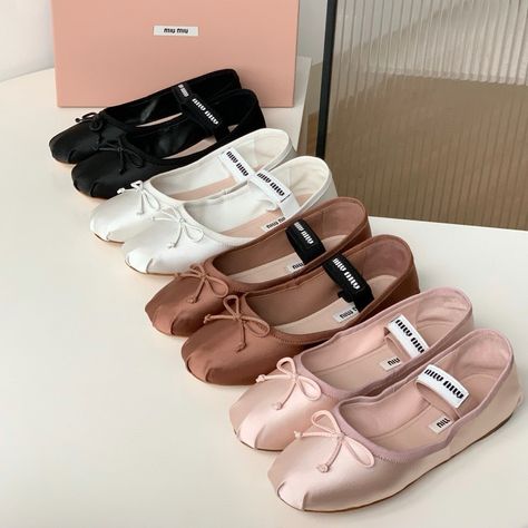 Shoes Selfie, Office Shoes For Women, Greta Falcone, Vetements Shoes, Heels Aesthetic, Dr Shoes, Shoes Heels Classy, Mid Heels Pumps, Miu Miu Shoes