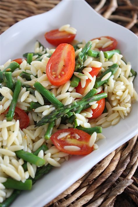 lemon orzo salad with asparagus and tomatoes Orzo Salad With Asparagus, Summer Orzo, Asparagus And Tomatoes, Salad With Asparagus, Lemon Orzo Salad, Salad Macaroni, Lemon Orzo, Asparagus Salad, Orzo Salad