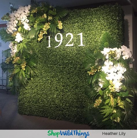 Boxwood Backdrop, Backdrop For Photos, Grass Backdrops, Wedding Background Decoration, Flower Wall Wedding, Diy Wedding Backdrop, Flower Walls, Wedding Backdrop Design, Wedding Backdrop Decorations