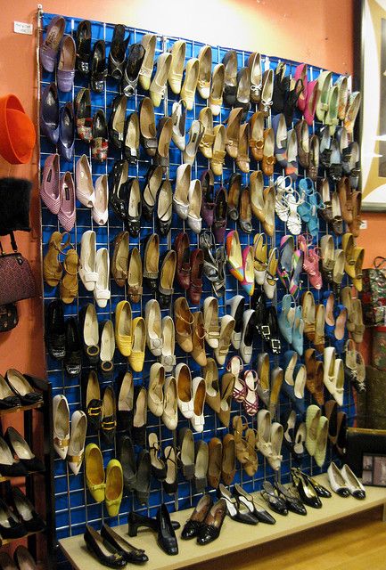 Shoes Shop Design Ideas Store Displays, Stock Storage Ideas, Shop Storage Ideas, Wall Shoe Storage, Bathroom Decor Ideas On A Budget, Shoe Storage Small Space, Flea Market Booth, Shop Shoe, Closet Shoe Storage