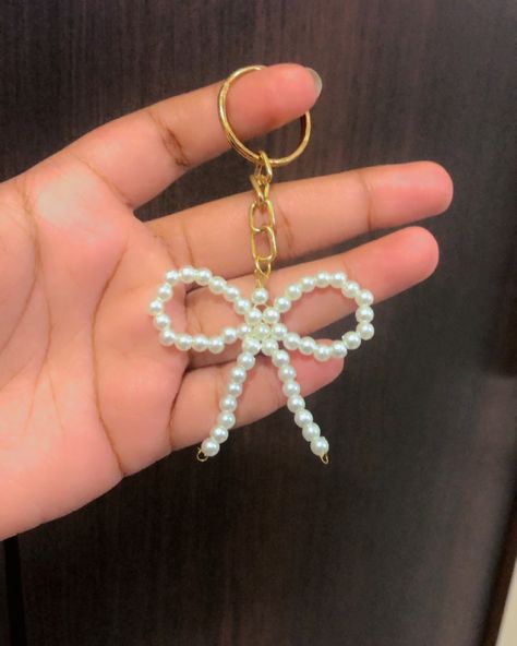 Going with the trend🤩 Get this beautiful Bow keychain😍🎀 Dm to order🛒 #bow #bowkeychain #bowclips #beadedjewelry #pearl #pearlcharm #charms #trendyfashion #genzmemes #genzfashion #pookie #bowtrend #cute #koreanstyle #keyring #onlineshopping #hamperideas #giftforgirlfriend #giftforbestfriend #giftideas Pearl Keychain Diy, Diy Pearl Jewelry, Pearl Keychain, Bow Keychain, Phone Accessories Diy, Diy Jewelry Making Tutorials, Diy Birthday Gifts For Friends, Pearls Diy, Bead Charms Diy