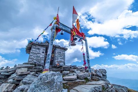 #Chandrashilla is the summit above #Tungnath temple, which means "Moon Rock". It is located at 3,690m above sea level. This peak provides views of the #Himalayas, like Nandadevi, Trisul, Kedar Peak, Bandarpunch #Chaukhamba peaks. 
#devbhoomi #Uttarakhand #bizarexpedition #Temple #trek #adventure Chopta Uttarakhand, Tungnath Temple, Indian Himalayas, Sacred Water, Spiritual Retreat, Moon Rock, History Of India, Sunrise And Sunset, Spiritual Experience