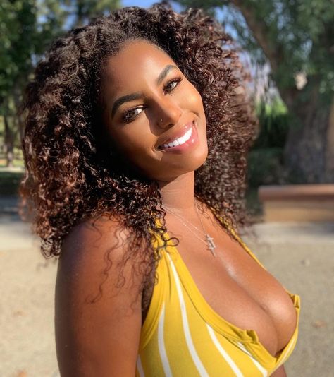 Busty Fashion, Seductive Clothes, Hair Photo, Beautiful Smile Women, Beautiful Smile, Beautiful Black Women, Beauty Women, Google Photos, Curly Hair