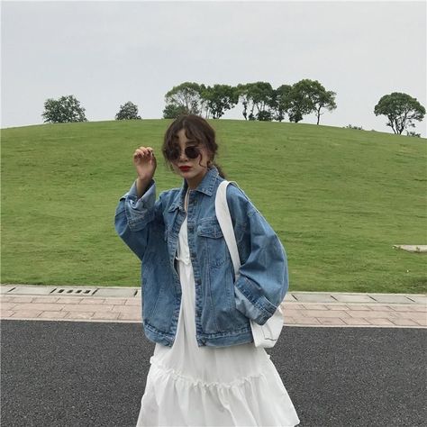 Oversized Jean Jacket Outfit, Blue Denim Jacket Outfit, Aesthetic Jackets, Denim Jacket Outfit Women, Blue Jean Jacket Outfits, Oversized Denim Jacket Outfit, Baseball Jacket Outfit, Grunge Summer Outfits, Light Jean Jacket