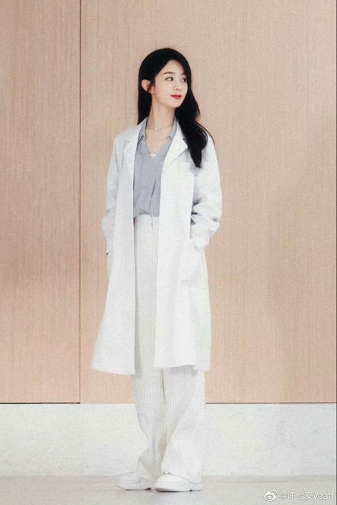 Doctor Work Outfit, Medical Student Outfit, College Outfits Indian, Fashion Trend Pattern, Girls Fasion, Doctor Coat, Doctor Outfit, Look Formal, Medical Outfit