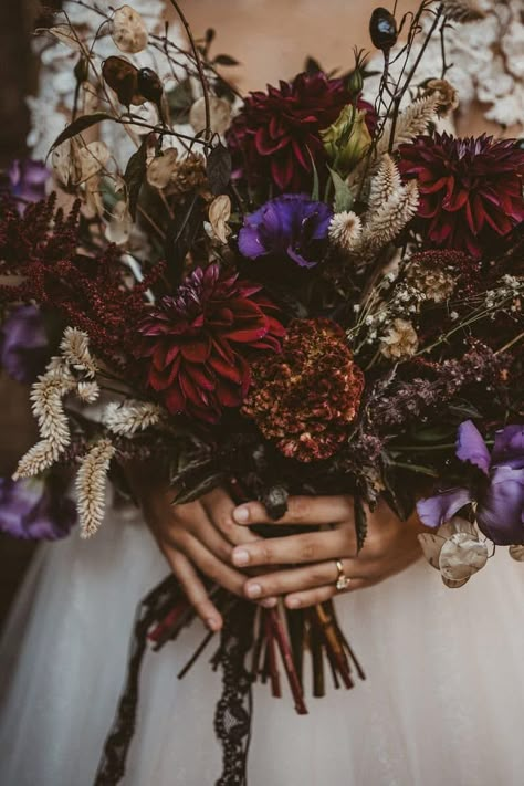 Moody Wedding Ideas, Dark Romantic Wedding, Gothic Wedding Theme, Dark Wedding Theme, Unique Floral Design, Purple Bouquet, Goth Wedding, Gothic Witch, Dark Wedding