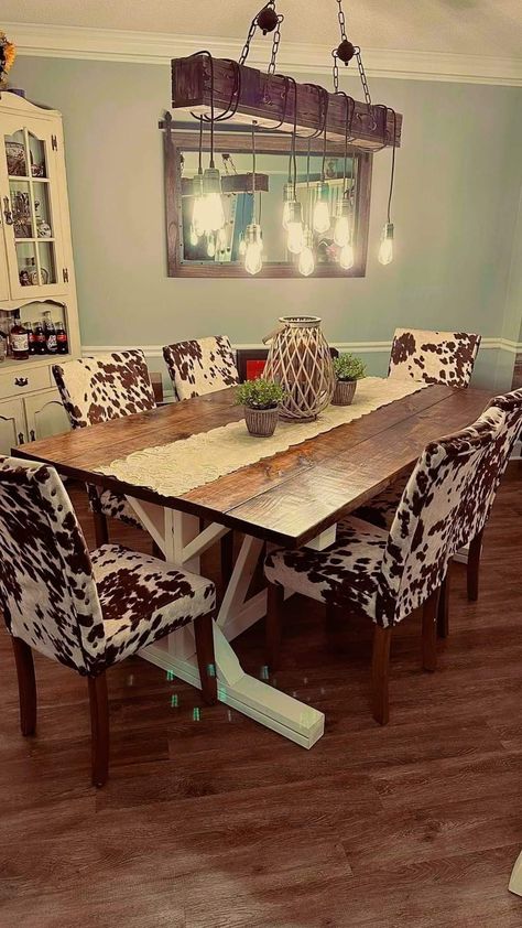 Western Dining Room Table, Western House Ideas, Western Dining Room, I Love Cows, Western Living Room Decor, River House Decor, Dining Room Table And Chairs, Western Living Room, Western Interior