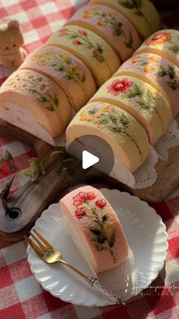 Floral Swiss Roll, Rolled Cakes With Designs, Asian Cake Design, Rice Decoration Ideas, Fall Cake Roll, Cake Roll Design, Patterned Roll Cake, Swiss Roll Cake Design, Roll Cake Decoration