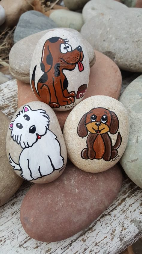 Dogs & Puppies Painted Rocks Artist: Anita Schmidt River Stones Crafts, Stone Drawing, Diy Paint Projects, Rock Animals, Tiny Animals, Painted Rock Animals, Dog Rocks, Paint Rocks, Rock And Pebbles