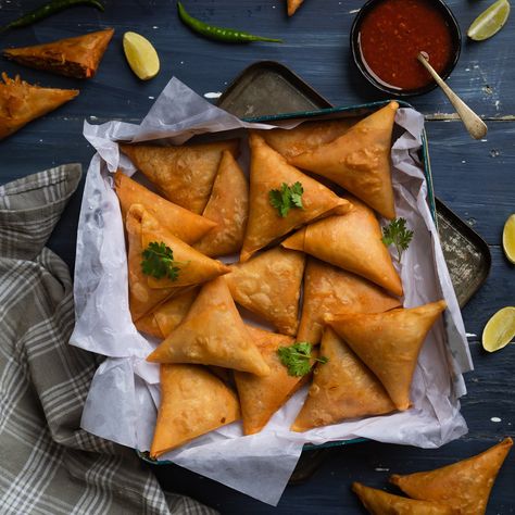 Fancy Food Ideas, Chowmein Noodles, Vegetable Samosa, Food Pic, Food Art Photography, Food Lab, Food Advertising, Unique Photos, Fancy Food