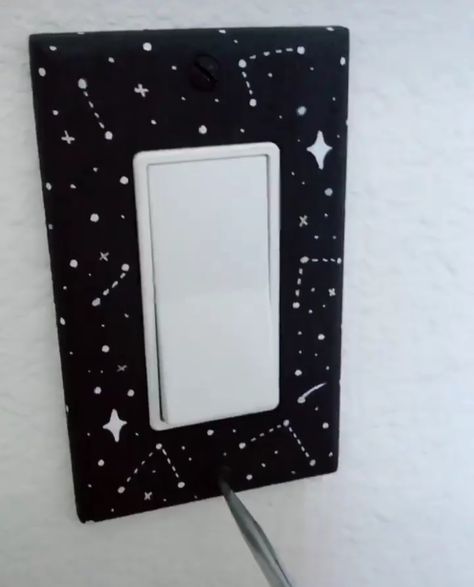 Cool Light Switch Covers Diy, Light Switch Cover Painting Ideas, Cute Light Switch Covers Diy Paint, Painting Ideas On Light Switch, Lightswitch Ideas Painting Easy, Light Switch Painting Ideas Aesthetic, Door Painting Ideas Bedroom Grunge, Outlet Cover Painting Ideas Aesthetic, Light Switch Covers Diy Paint Easy