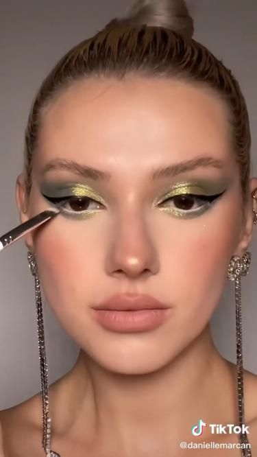 Gold And Green Makeup, Makeup Looks Costume, Eve Frsr, Saint Patricks Day Makeup, Gold Eyeshadow Looks, Christmas Makeup Ideas, Pat Mcgrath Makeup, Gold Eye Makeup, Show Makeup