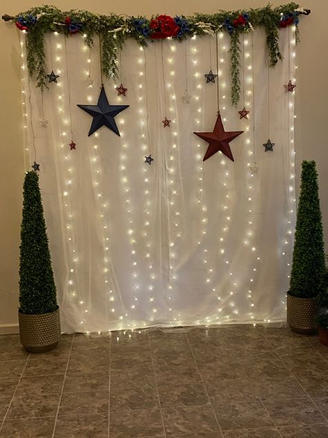 Patriotic DIY photobackdrop Christmas Decorations Photo Booth, Photo Backdrop Diy Christmas, Diy Holiday Photo Backdrop, Diy Holiday Backdrop Ideas, Easy Diy Christmas Photo Backdrop, Diy Christmas Party Backdrop Ideas, Christmas Diy Photo Backdrop, Diy Backdrop Christmas, Christmas Party Backdrop Ideas Diy Photo