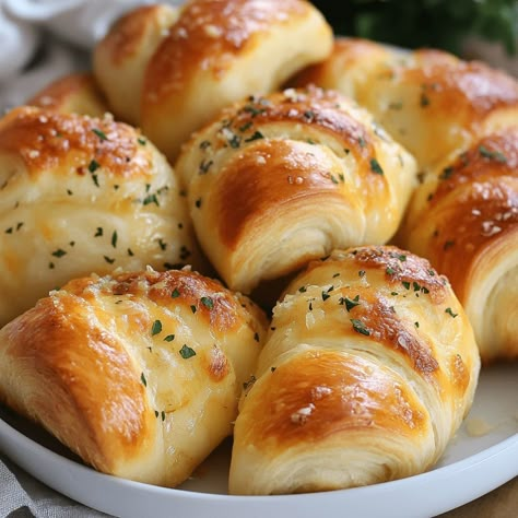 Cheesy Garlic Crescent Rolls, Garlic Crescent Rolls, Pineapple Dump Cake Recipe, Filled Crescent Rolls, Pillsbury Crescent Roll Recipes, Crescent Rolls Recipe, Crescent Roll Recipes Dinner, Recipes Using Crescent Rolls, Crescent Roll Appetizers