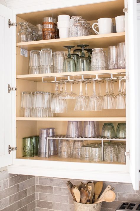 Kitchen Display Cabinet, Kitchen Cabinet Organization Ideas, House Organisation, Kitchen Organization Pantry, Kitchen Organization Diy, Diy Kitchen Storage, Home Organisation, Kitchen Cabinet Organization, Cabinets Organization