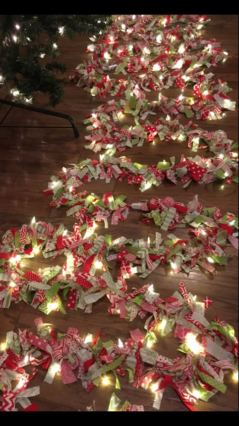 Fabric Christmas Garland, Christmas Fabric Garland, Christmas Tree Ribbon Garland, Make Christmas Wreaths, Staircase Christmas, Pencil Christmas Tree Ideas Decorating, Christmas Tree Ideas Decorating, Pencil Christmas Tree Ideas, Christmas Lights Garland