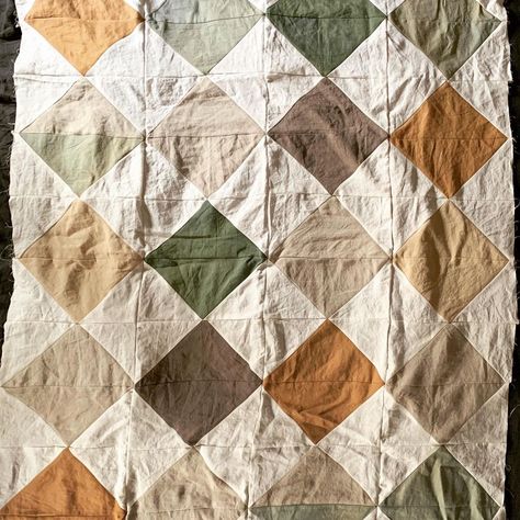 Jillian Carson’s Instagram photo: “Parents’ Christmas gift was this quilt top I played around with for a while. I tried all earthy browns (photo 2) and tried the classic…” Earthy Quilt Patterns, Earthy Quilt Color Schemes, Earthy Quilt, Aesthetic Quilts, Earth Tone Quilt, Neutral Quilts Ideas, Sage Quilt, Checkered Quilt, Quilt Color Schemes