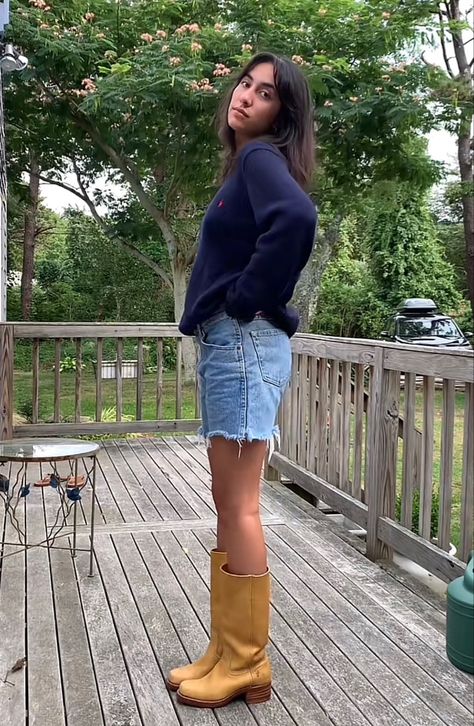 Jean Short And Boots Outfit, Cowboy Boots To Work Outfit, Denim Shorts Boots Outfit, Campus Boots Frye, Frye Campus 14l Boots Outfit, Frye Boot Outfit Ideas, How To Style Frye Boots, Tall Boots And Shorts Outfit, Boots And Jean Shorts Outfit