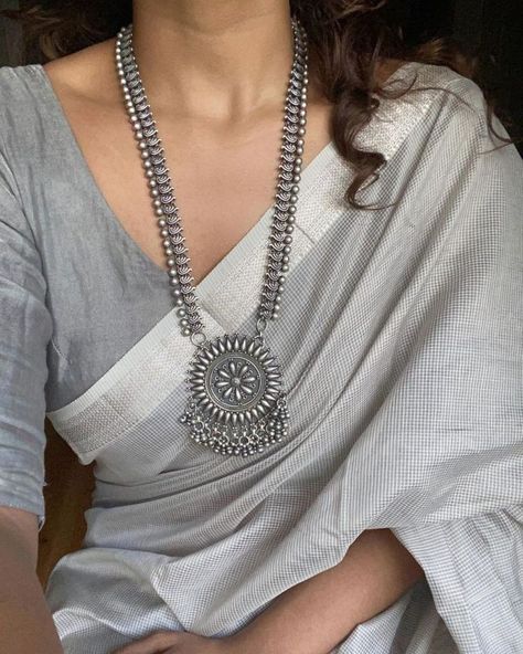 Jewellery Styling Tips, Jewellery Styling, Saree Blouse Styles, Saree Jewellery, Blouse Ideas, Indian Saree Blouse, Indian Saree Blouses Designs, Silver Jewellery Indian, Indian Fashion Saree